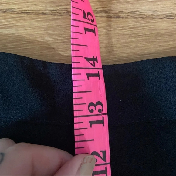 BCBGMAXAZRIA pleated black capris in size small - Picture 9 of 10